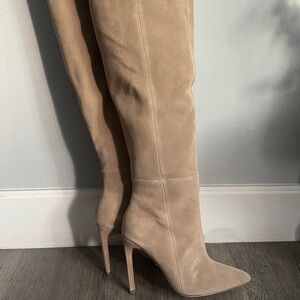 Benita Boot Suede in Ivory
RAYE